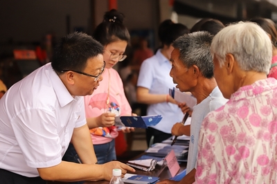 秀山县社会保险事务中心开展“三进三送”社保政策宣传活动，提供社会经济咨询服务